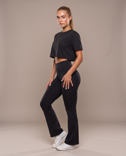 Conjunto Camiseta Amplia y Pantalón Acampanado Negro, vista frontal