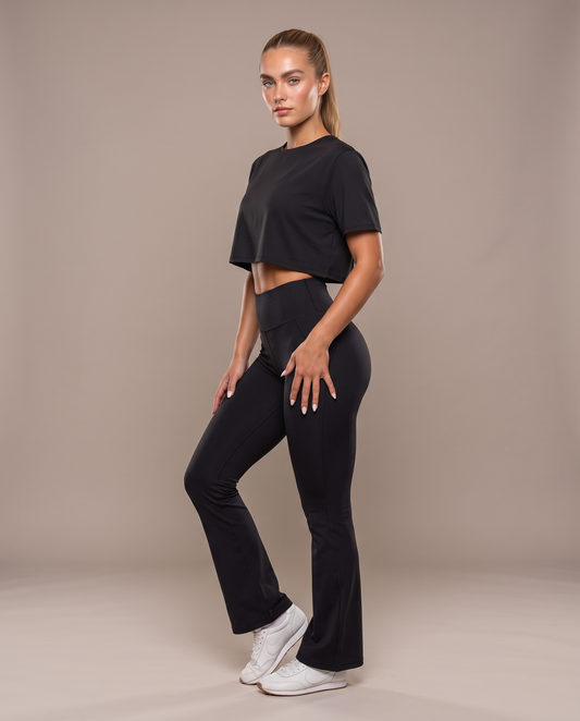 Conjunto Camiseta Amplia y Pantalón Acampanado Negro, vista frontal
